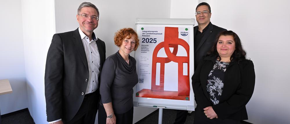 Potsdam lobt auch 2025 wieder Preise für vorbildliche Integrationsprojekte aus. Oberbürgermeister Mike Schubert (SPD), Ute Grimm, Pro Potsdam-Chef Jörn-Michael Westphal, und die Migrantenbeiratsvorsitzende Fereshta Hussein (v.l.n.r.) rufen zur Teilnahme auf.