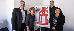 Potsdam lobt auch 2025 wieder Preise für vorbildliche Integrationsprojekte aus. Oberbürgermeister Mike Schubert (SPD), Ute Grimm, Pro Potsdam-Chef Jörn-Michael Westphal, und die Migrantenbeiratsvorsitzende Fereshta Hussein (v.l.n.r.) rufen zur Teilnahme auf.