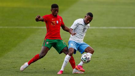 Der israelische Nationalspieler Gadi Kinda (r), hier im Zweikampf mit Portugals Nuno Mendes, ist gestorben.
