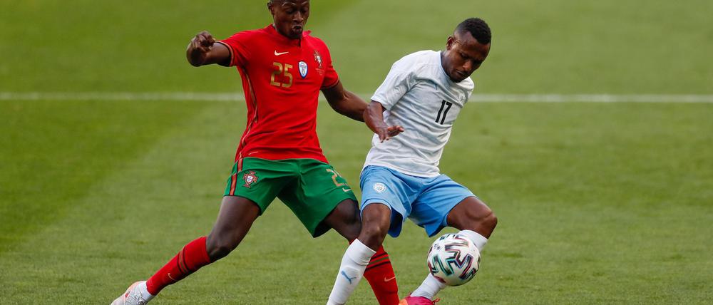 Der israelische Nationalspieler Gadi Kinda (r), hier im Zweikampf mit Portugals Nuno Mendes, ist gestorben.