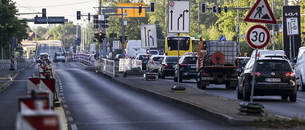 Verkehrschaos wegen Substanzverfall: die Überführung an der Wuhlheide/Treskowallee ist gesperrt.