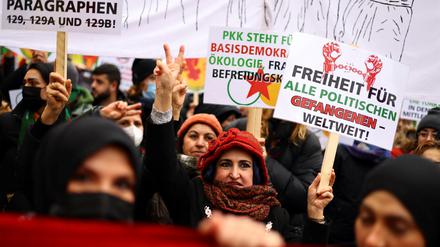Demonstration in Berlin im Jahr 2022 gegen türkische Bombardements von PKK-Stellungen in Syrien und Irak.