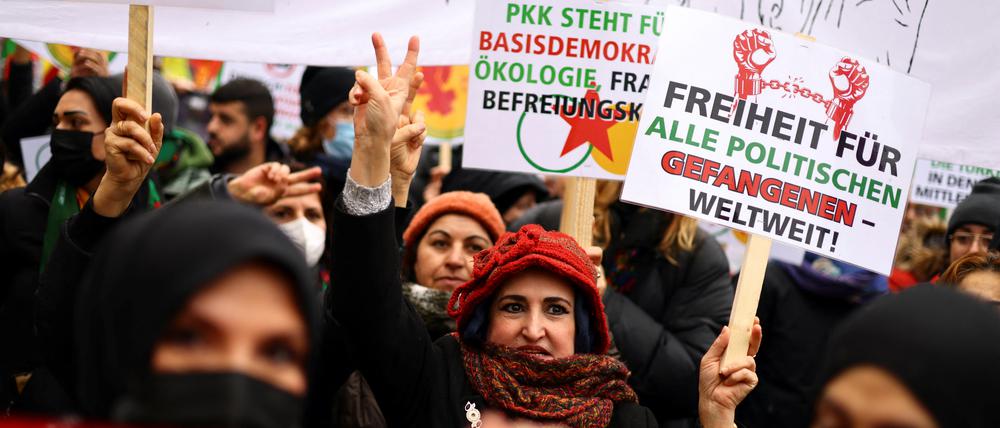 Demonstration in Berlin im Jahr 2022 gegen türkische Bombardements von PKK-Stellungen in Syrien und Irak.