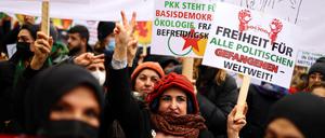 Demonstration in Berlin im Jahr 2022 gegen türkische Bombardements von PKK-Stellungen in Syrien und Irak.