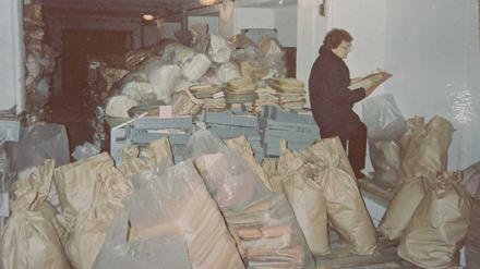 Irmgard Meyer, eine der drei Potsdamer „Stasi-Auflöserinnen“, im September 1990 zwischen den Aktenbergen im Bunker in Bornim.
