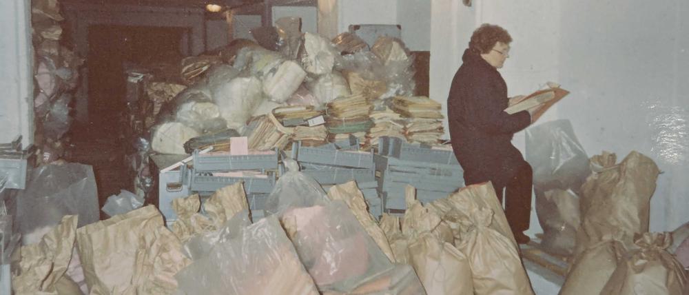 Irmgard Meyer, eine der drei Potsdamer „Stasi-Auflöserinnen“, im September 1990 zwischen den Aktenbergen im Bunker in Bornim.