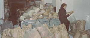 Irmgard Meyer, eine der drei Potsdamer „Stasi-Auflöserinnen“, im September 1990 zwischen den Aktenbergen im Bunker in Bornim.