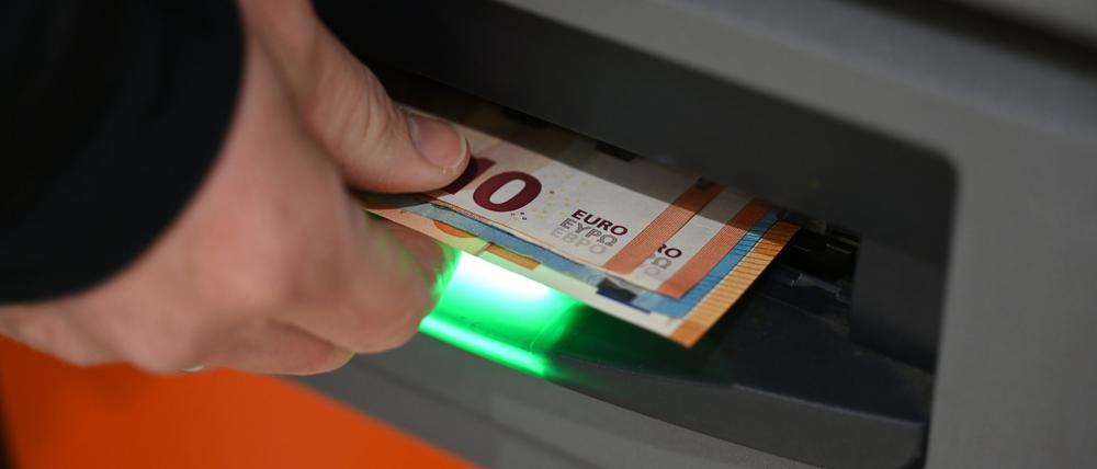 9900 Euro hob eine Seniorin in Potsdam ab, um sie einem falschen Polizisten anzuvertrauen.