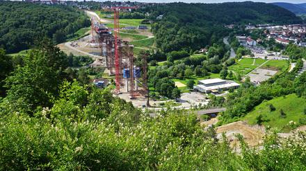 Bau der Hochbrücke über das Neckartal