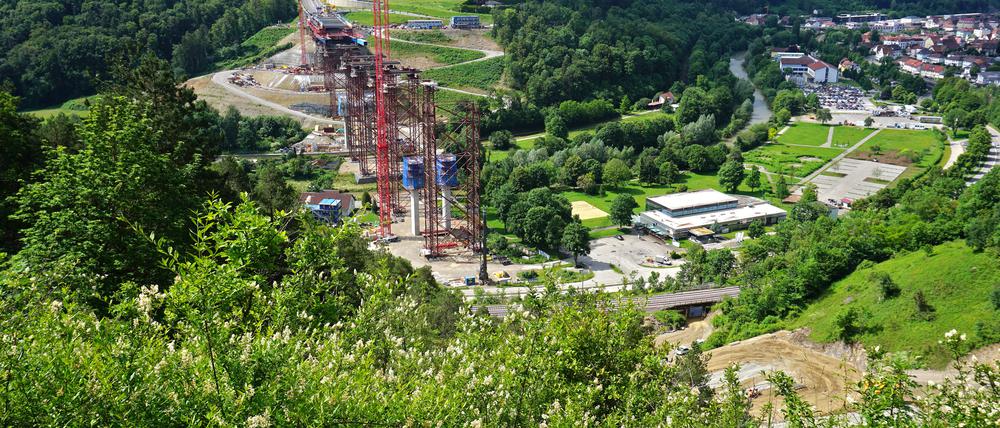 Bau der Hochbrücke über das Neckartal