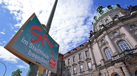 Wahlplakat von Die Andere am Rathaus.