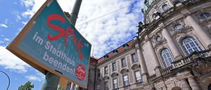 Wahlplakat von Die Andere am Rathaus.