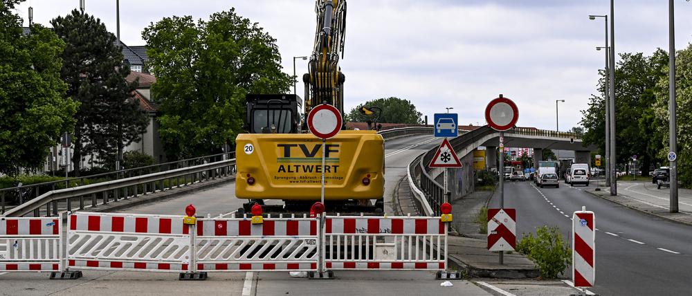 Die Brücke an der Wuhlheide im Ortsteil Oberschöneweide ist bis auf Weiteres komplett gesperrt. Wegen Schäden im Tragwerk ist auch der Verkehr einschließlich der Straßenbahnverbindungen unter der Brücke auf der Edisonstraße/Treskowallee untersagt.