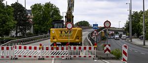 Die Brücke an der Wuhlheide im Ortsteil Oberschöneweide ist bis auf Weiteres komplett gesperrt. Wegen Schäden im Tragwerk ist auch der Verkehr einschließlich der Straßenbahnverbindungen unter der Brücke auf der Edisonstraße/Treskowallee untersagt.