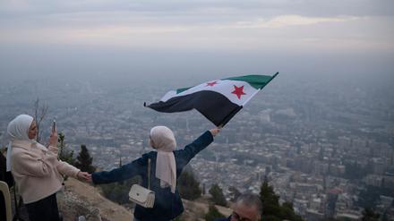 Die EU will mit der Aufhebung der Wirtschaftssanktionen den Wiederaufbau Syriens ermöglichen.