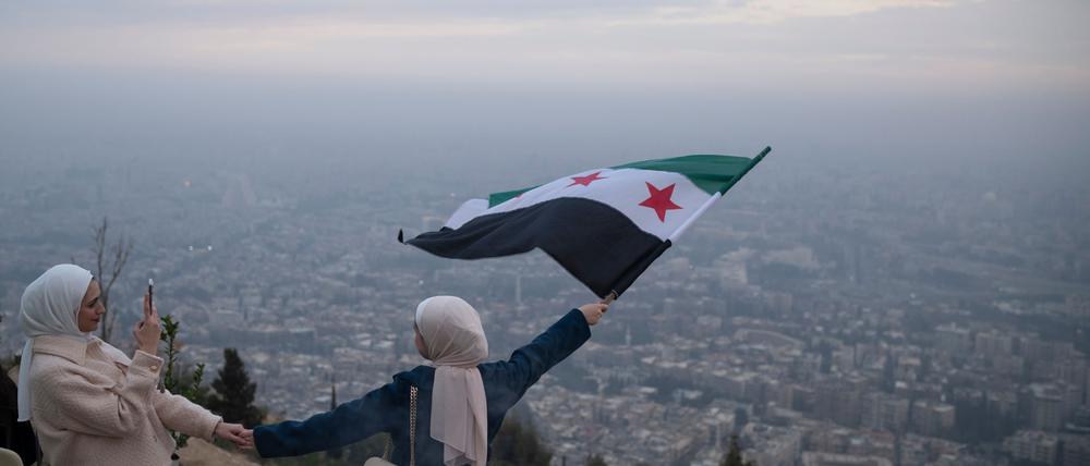 Die EU will mit der Aufhebung der Wirtschaftssanktionen den Wiederaufbau Syriens ermöglichen.
