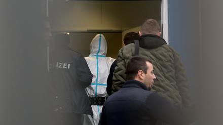 Polizeibeamte begleiten den mutmaßlichen Täter (2.v.l.) nach dem tödlichen Angriff in einem Park im Amtsgericht Aschaffenburg zur Vorführung bei einer Haftrichterin.