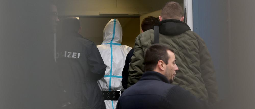 Polizeibeamte begleiten den mutmaßlichen Täter (2.v.l.) nach dem tödlichen Angriff in einem Park im Amtsgericht Aschaffenburg zur Vorführung bei einer Haftrichterin.