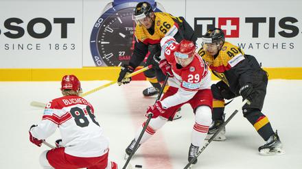 Die Dänen Mikkel Aagaard (29) und Joachim Blichfeld (86) kämpfen mit den Deutschen Alexander Ehl (40) und Manuel Wiederer (56) um den Puck.