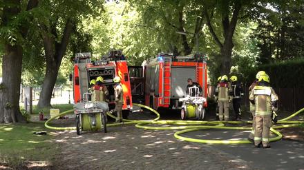 Rund 50 Feuerwehrleute sind zu einem Feuer in einem Einfamilienhaus in Berlin-Staaken ausgerückt.