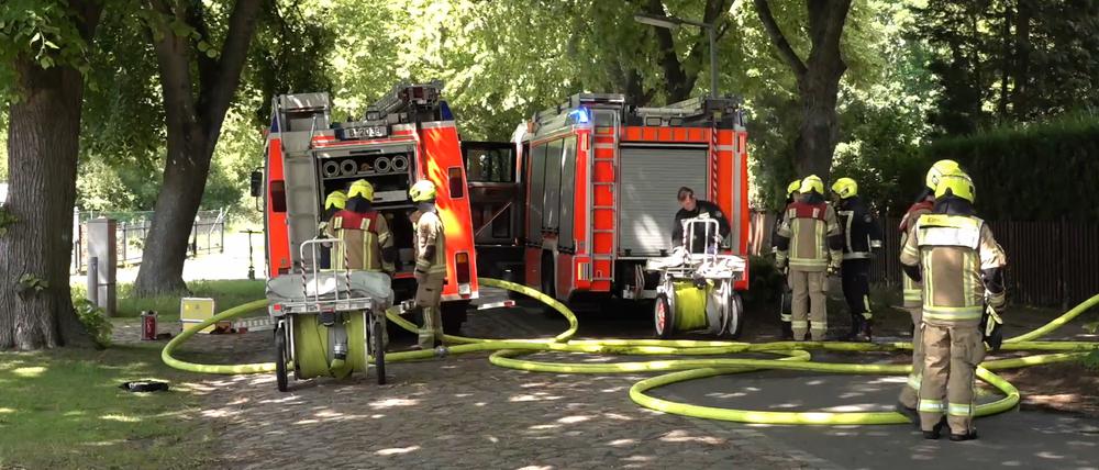 Rund 50 Feuerwehrleute sind zu einem Feuer in einem Einfamilienhaus in Berlin-Staaken ausgerückt.