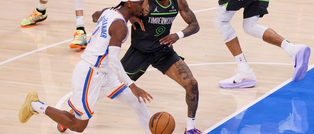 Shai Gilgeous-Alexander (l.) hatte eine durchwachsene erste Halbzeit und war am Ende dennoch der beste Werfer.