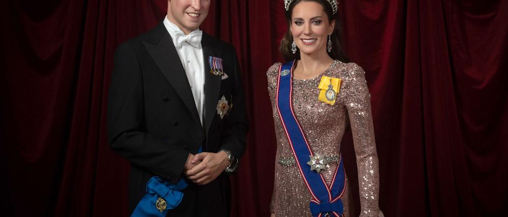 Auf dem Kopf hat sie die exakte Nachbildung einer Tiara, die einst Prinzessin Diana trug.