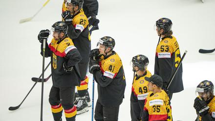Die deutschen Eishockeyspieler stehen nach dem WM-Aus enttäuscht auf dem Eis.