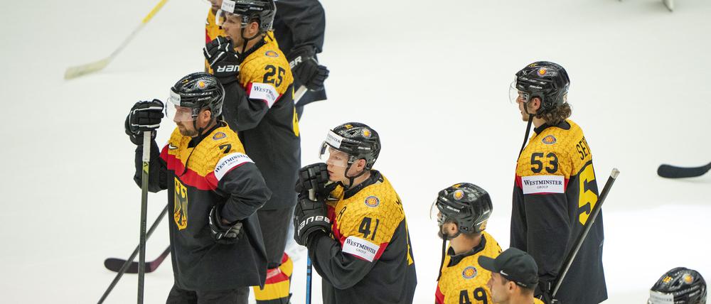 Die deutschen Eishockeyspieler stehen nach dem WM-Aus enttäuscht auf dem Eis.