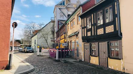 Der Kolk: Die Altstadt-Gasse mit der eingezäunten Kneipe. Hinten die Schleuse.