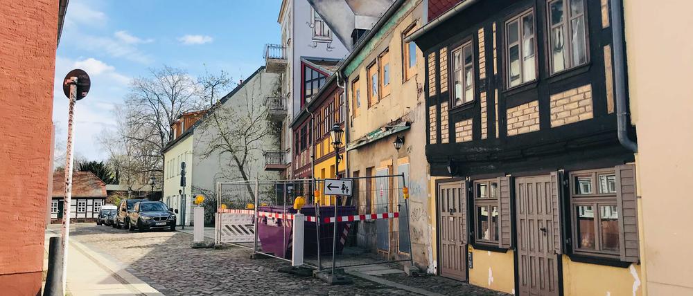 Der Kolk: Die Altstadt-Gasse mit der eingezäunten Kneipe. Hinten die Schleuse.