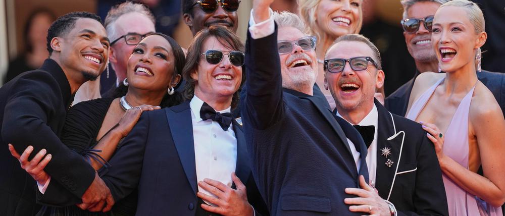 Das Filmteam macht vor dem Eintritt in den Festivalpalast noch schnell ein Selfie. (Archivbild)
