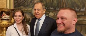 Im März 2023 teilte Alina Lipp auf ihrem Telegram-Kanal „Neues aus Russland“ ein Bild von sich und Thomas Röper mit dem russischen Außenminister Sergej Lawrow.