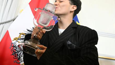 ESC-Sieger Johannes Pietsch alias JJ küsst seine Trophäe bei einem Empfang im Bundeskanzleramt in Wien.