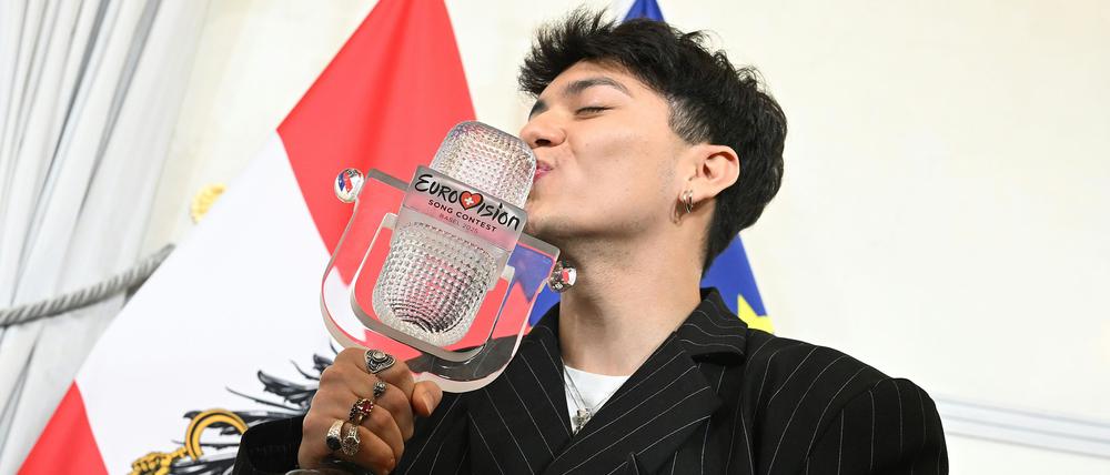 ESC-Sieger Johannes Pietsch alias JJ küsst seine Trophäe bei einem Empfang im Bundeskanzleramt in Wien.