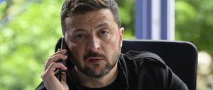 Wolodymyr Selenskyj, Präsident der Ukraine, telefoniert während eines Treffens auf dem Gipfel der Europäischen Politischen Gemeinschaft auf dem Skanderbeg-Platz in Tirana, Albanien (Archivbild).
