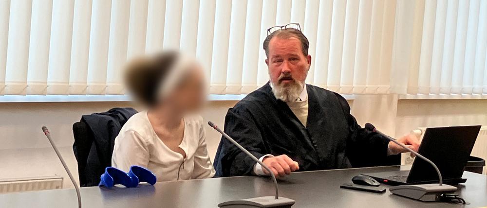 Das Gericht habe zudem die Unterbringung in der Psychiatrie angeordnet.