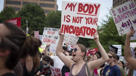 Proteste gegen die Entscheidung des Supreme Court zu „Roe vs. Wade“, Juni 2022, Atlanta, Georgia, USA. 