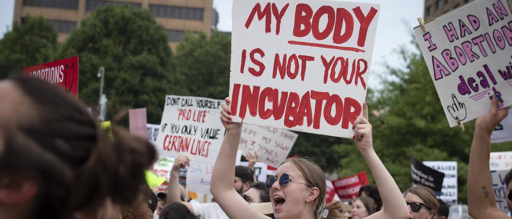 Proteste gegen die Entscheidung des Supreme Court zu „Roe vs. Wade“, Juni 2022, Atlanta, Georgia, USA. 