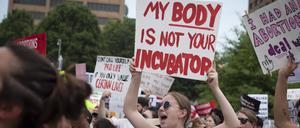 Proteste gegen die Entscheidung des Supreme Court zu „Roe vs. Wade“, Juni 2022, Atlanta, Georgia, USA. 
