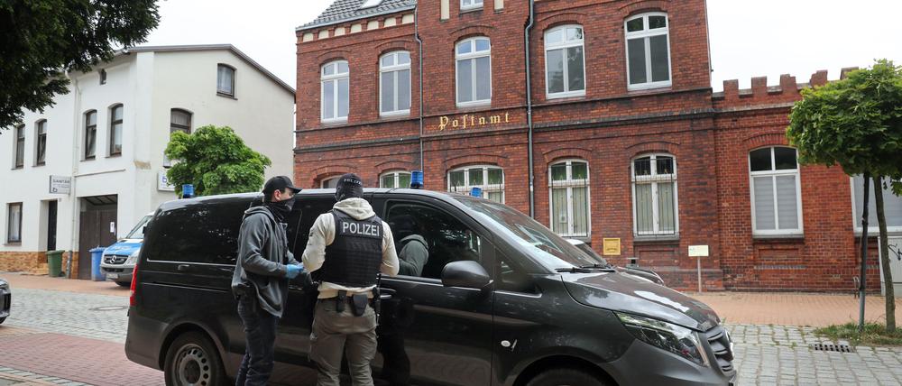 Die Festgenommenen stehen im Verdacht, Mitglieder beziehungsweise Unterstützer einer rechtsextremistischen terroristischen Vereinigung zu sein. Der jüngste von ihnen ist 14 Jahre alt.