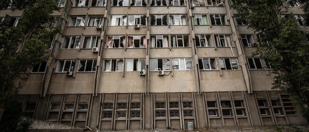 Das Gebäude der Universität von Mykolajiw liegt nach einer Bombardierung der Stadt durch die russischen Streitkräfte in Trümmern.