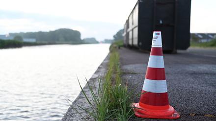 Ein Wasserfleck auf dem Pier markiert den Ort, an dem das Auto nach der Bergung aus dem Kanal abgestellt wurde. 