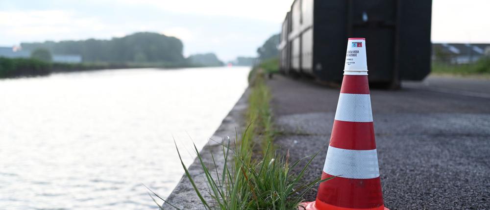 Ein Wasserfleck auf dem Pier markiert den Ort, an dem das Auto nach der Bergung aus dem Kanal abgestellt wurde. 