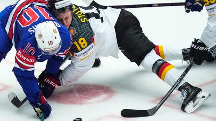 Für Tim Stützle (r.) war die Eishockey-WM eine schmerzhafte Erfahrung.