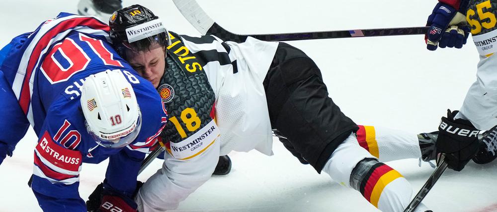 Für Tim Stützle (r.) war die Eishockey-WM eine schmerzhafte Erfahrung.
