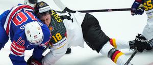 Für Tim Stützle (r.) war die Eishockey-WM eine schmerzhafte Erfahrung.