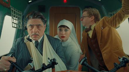 Runter kommen sie alle. Zsa-zsa Korda (Benicio del Toro), Tochter Liesl (Mia Threapleton) und Hauslehrer Bjorn (Michael Cera).