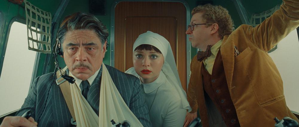 Runter kommen sie alle. Zsa-zsa Korda (Benicio del Toro), Tochter Liesl (Mia Threapleton) und Hauslehrer Bjorn (Michael Cera).