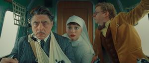 Runter kommen sie alle. Zsa-zsa Korda (Benicio del Toro), Tochter Liesl (Mia Threapleton) und Hauslehrer Bjorn (Michael Cera).